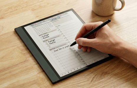Onyx Boox 5c with OneNote open showing handwritten planning notes synced across devices
